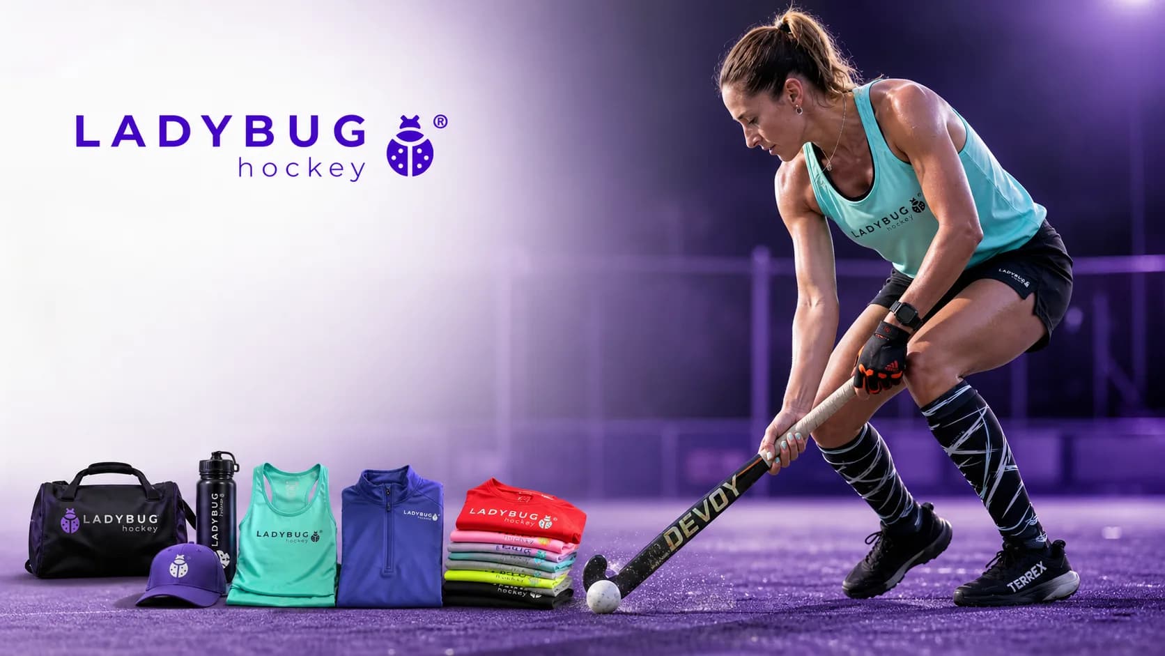 Jugadora de hockey usando indumentaria LADYBUG Hockey en cancha