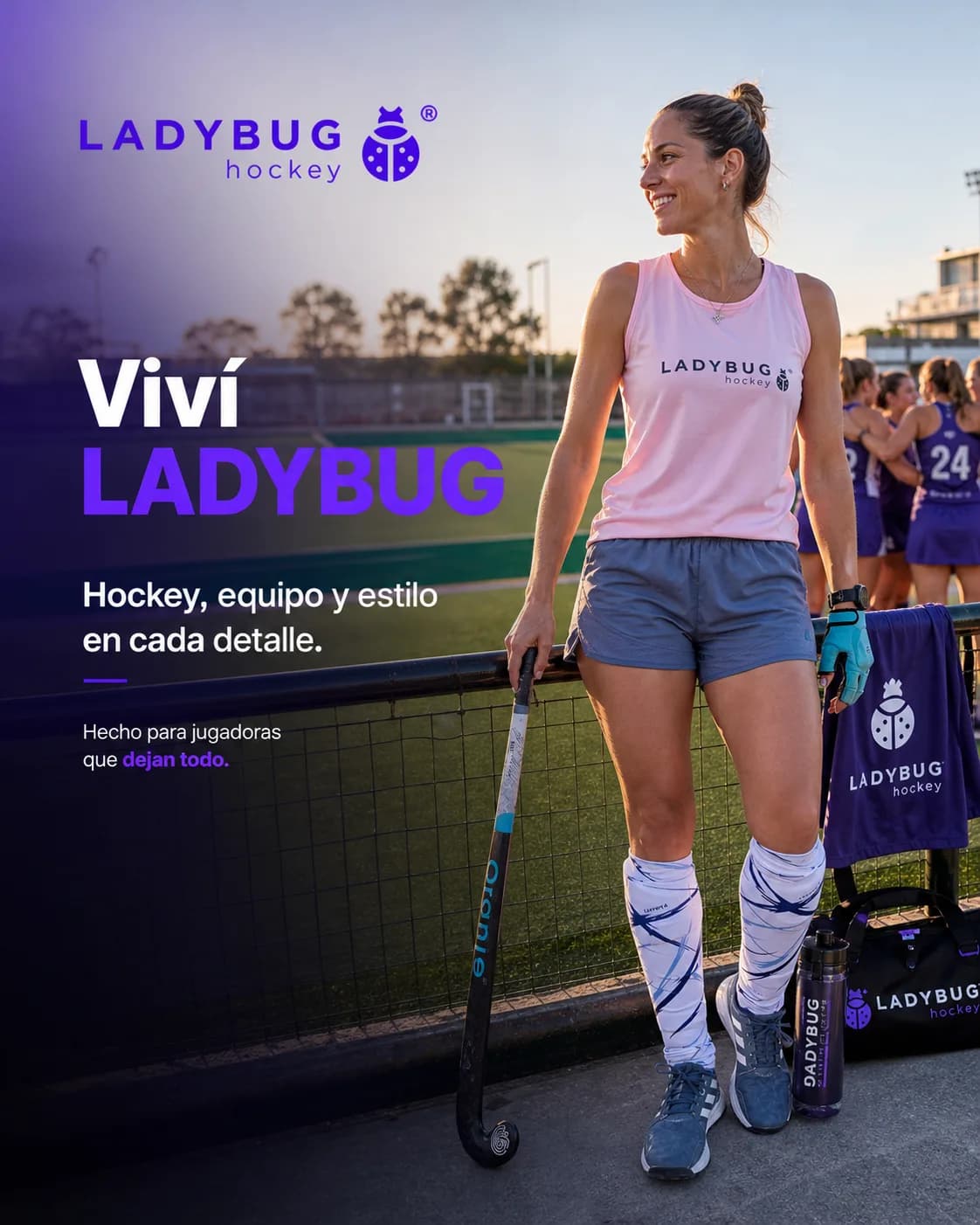 Jugadora LADYBUG Hockey en cancha con equipo al fondo